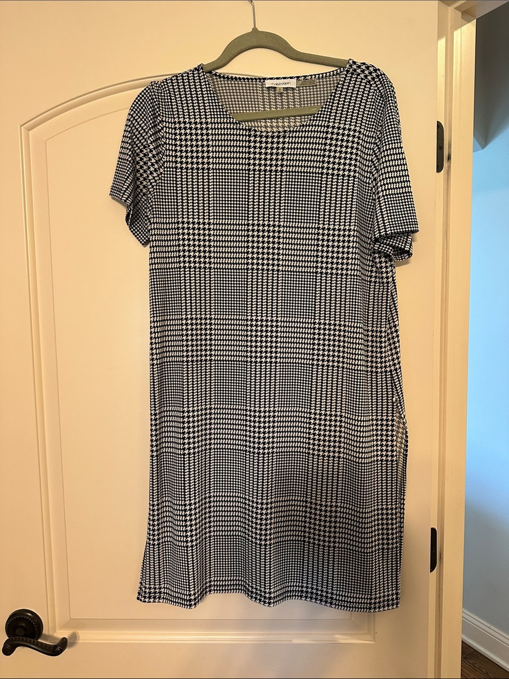 Black and White Plaid Short-Sleeve Women's tunic dress